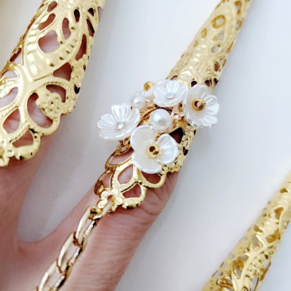 Blossom Finger Claw bracelet BNIB gold floral - Picture 3 of 4